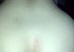 Våter hele kuken og stønner deilig mens hun knuller godt