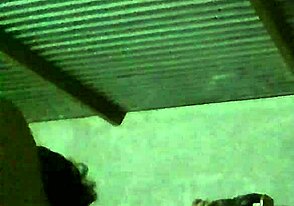 एच उल्टा, हाथ बांधने में संघर्ष करता हुआ वाइल्ड कॉस्ट्यूम प्ले में।