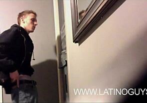 Kuka päästi sut mun taloon? Vakoilen piilokameralla glory holessa!