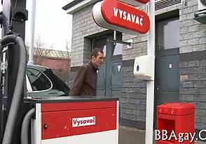 توينك يشارك في لقاء مثلي عاري