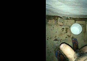 辣妹享受业余独奏时刻