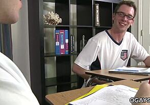 Gay diákok lopakodnak kemény baszással, míg a tanárok nem látnak