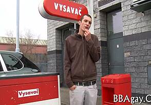 Тинк се впуска в суров хомосексуален сблъсък