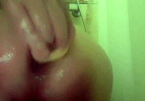 Hlboká anál hra s mojím dildom v sprche