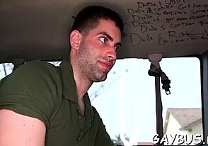 免费精液在疯狂同性竞赛中流动