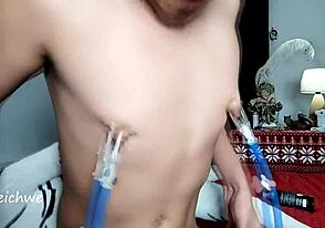 Nipplesuger driller mænd med eksotisk sololeg i spansk stil