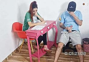 Öğrenciler sınıfta vahşice bang yapıyor - halka açık crossdressing!