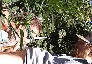 Vroče sesanje&jebanje v 420 parku z akcijo spodnjega perila 🔥