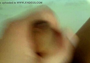 रिलैक्सिंग सेल्फ-प्लेजर सेशन का मजा लें