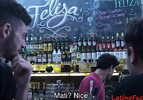 Fodendo estranhos curvados no novo bar gay