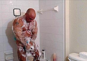 mand, gnider sæbe og olie overalt i bruseren føles så glat og vildt!