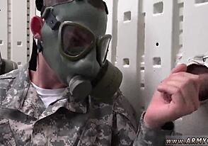 Wow, izraelscy żołnierze rżną na plaży z marynarzami hunkami! 🔥