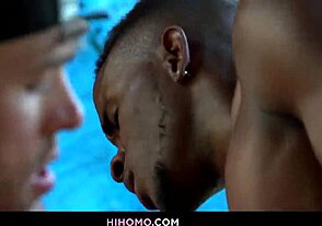 Ağaçların altında ırklararası gay anal Ryan Rose ve Pheonix Fellington ile