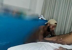 Ia adalah troca troca liar, rakan bertukar dan menyepak bontot keras