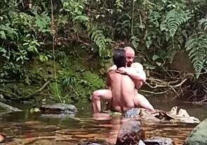 Nehir kenarında Brezilyalı hunklarla vahşi GAY ORGİ, HAM eylemde