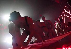 Porrstjärnor släpper lös vild orgie på klubben efter dans.