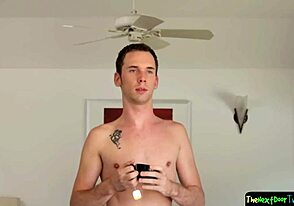 ثنائي شباب ينيكون بقوة في غرفة النوم