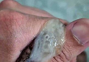 Bara onanerar och kommer i badrummet, känns så bra