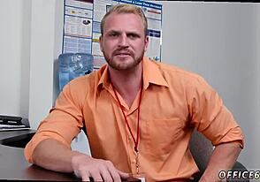 Καλλιτέχνης Σώματος Δοκιμάζει Γκέι Σεξ Χωρίς Προφυλακτικό την Πρώτη Μέρα στη Δουλειά