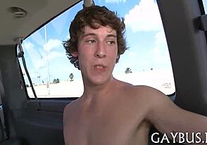 Indice coquin d'une pipe torride avec un mec noir chaud