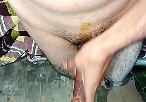 देसी इंडियन बायसेक्शुअल गे ऑइल्ड बिग कॉक हैंडजॉब के बाद कमशॉट्स