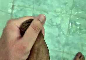 युवा ट्विंक शावर में खेल रहा है