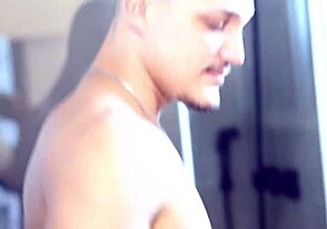 शेयर रूम सरप्राइज: लटका हुआ स्टड ने शावर में लड़के को लंड घूरते पकड़ा