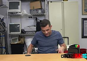 Pernah liat selebriti gay tangani BBC gede ini?