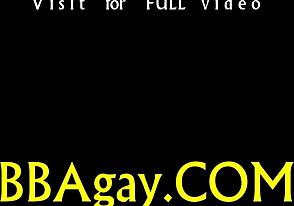 Homoseksuele kerel beheerst de kunst van het rijden met vaardigheid