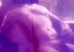 Gros gay enlève sa culotte pour une masturbation solo audacieuse.