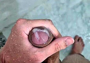 Толстячок кончает в душе с интенсивным соло удовольствием