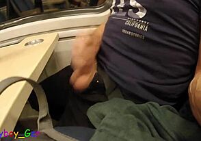Dans le train en marche, j'ai essayé ma troisième éjaculation aujourd'hui... interrompue quand on arrive à la gare ! 🚂