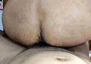 Nie zdjąłem nawet w pełni ubrań, a on był na czworakach. Jego owłosiony, chętny tyłek był gotowy na mojego ogromnego kutasa!