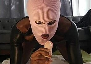 เย็ดคอฉันด้วยการดูดลึกๆสุดเลอะตอนนี้