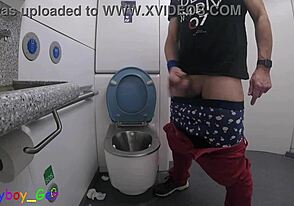 我在火车厕所撒尿和自慰鸡巴感觉好热