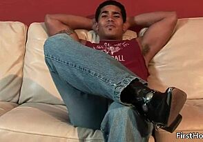 בחור גיי חם מתפשט לפעולה גולמית