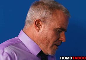 Tak, jeho horúci nevlastný strýko mu vrazil do tesného zadku bez milosti