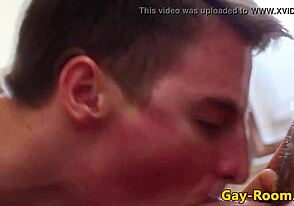 Twinks Scopano Culo e Succhiano Cazze Selvaggiamente in Bagno