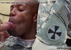 我看着士兵们为同志军队惩罚而脱衣