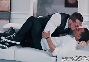 Mooie lange zakenman geeft stiekem een rimjob aan jonge 18+ ebony hunk