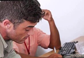 Ragazzi giapponesi giovani, wow, pompano in classe! Che scena!