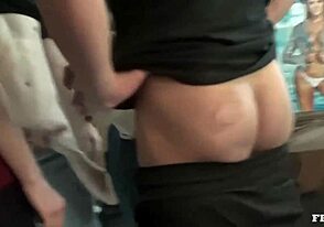 Dlužná kurva dostává obří pták v skupině vysokoškolských atletů. Zkurvení zadku s velkým ptákem amatérských bratrů.