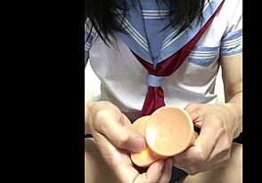 oye, mira este crossdresser japonés en uniforme escolar poniéndose salvaje con juguete anal. ¡nunca visto acción anal tan caliente de ladyboy asiática!