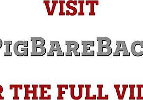 अनसैडल्ड बीयर हॉर्नी स्टड से कमस्प्रेड