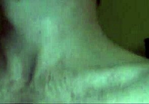 يا رجل، خمسة رجال يضربون الراجل ده بقوة!