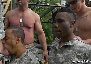 Pernah nampak lelaki tentera Asia dan Hitam muda 18+ dalam threesome interracial liar?