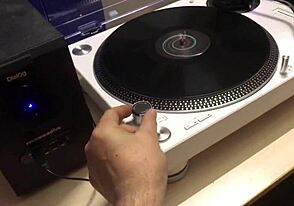 Hé, tu as déjà vu une ado 18+ gérer une bite monstre comme ça en ligne ?