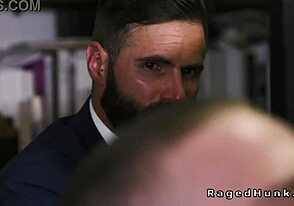 Гейская групповуха с анальным трахом в костюмах на недвижимости