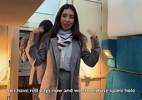 Conduttore offre servizio anale pieno sul treno con camminata sborra finale