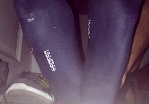 Tío, mira estos calcetines azules sudados y semen en pies descalzos